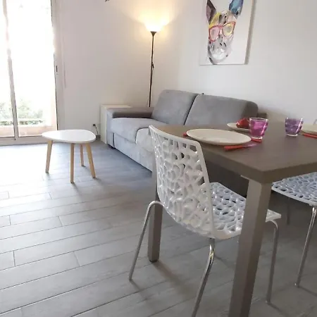 Cosy Proche Carlone, Balcon شقة