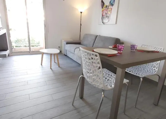 Cosy Proche Carlone, Balcon דירה
